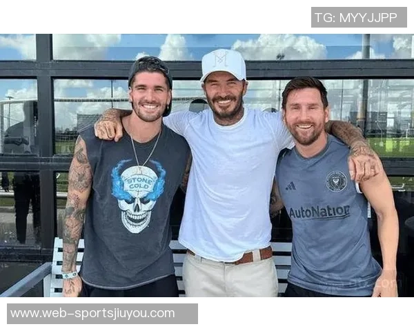 梅西苏牙德保罗齐聚海得拉巴球场包厢观赛引发球迷热议